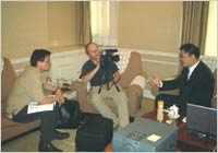 瑞典�?sh��)视収ͼ�Swedish Television�Q�SVT�Q�主任Folke Ryden�?qi��ng)其���译Erling Hoh正在对美宝国际集团董事局��d��徐荣���教授进行电(sh��)视专�?></a>2003�q?�?6日星期一下午4�Q?0�Q�瑞典电(sh��)视台�Q�Swedish 
        Television�Q�SVT�Q�主任Folke Ryden�?qi��ng)其���译Erling Hoh在北京饭店会(x��)议室对美宝国际集团董事局��d��徐荣���教授进行了(ji��n)长达2个小时的�?sh��)视专访。他们是为瑞典的LIFE 
        AT STAKE节目�q�行采访�Q�这个节目是��q��典研�I�委员会(x��)和瑞典电(sh��)视台合作赞助�Q�，专访内容制作成关于新生物学（the new biology�Q�的记录片。摄制的内容�l�过剪辑后将在瑞典科学节和各�U�国际电(sh��)��p��中放映�?/p>
      <p>Folke Ryden��M�Q很早以前���听说过徐教授在烧伤领域的�A(ch��)献和他在�q�细�?y��u)研�I�方面取得的�H�出成就�Q�这�ơ特地来中国对徐教授�q�行专访�?/p>
      <p>徐教授利用��灯片形象地进行了(ji��n)讲解�Q�Folke Ryden��M�Q不断��Cؓ(f��)所看到的难以置信的烧伤�ȝ��效果和干�l�胞(y��u)再生效果而惊奇。徐教授回答�?ji��n)记者所兛_��(j��)的关于烧伤治疗和�q�细�?y��u)再生组�l�器官的许多问题。最后，Folke 
        Ryden��M�Q采访�?ji��n)经���宝�ȝ��康复的烧伤病人，��?gu��)��疗效果赞叹不巌Ӏ?/p>
      <p>采访�l�束�Ӟ��瑞典�?sh��)视台的��M�Q希望能够和徐教授保持联系�Q�以�l�箋��x��徐教授在烧伤和再生医学研�I����域内的研�I�进展�?br>
      </p>
    </td>
    <td height=